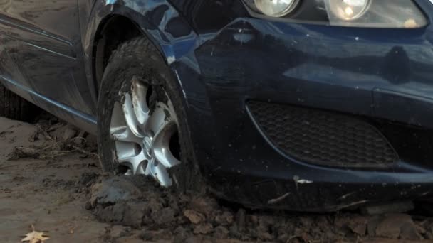 Carro preso na areia pela costa — Vídeo de Stock