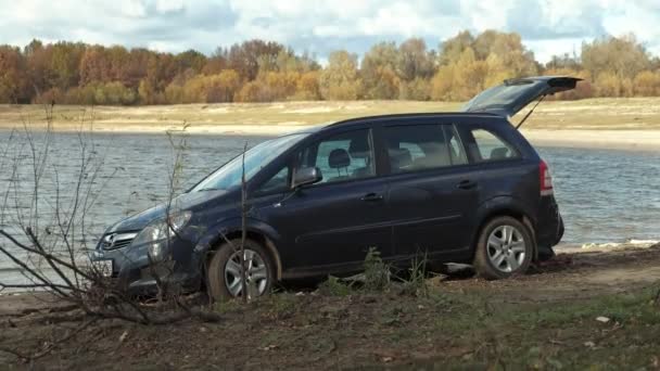 Auto steckt im Sand am Ufer fest — Stockvideo