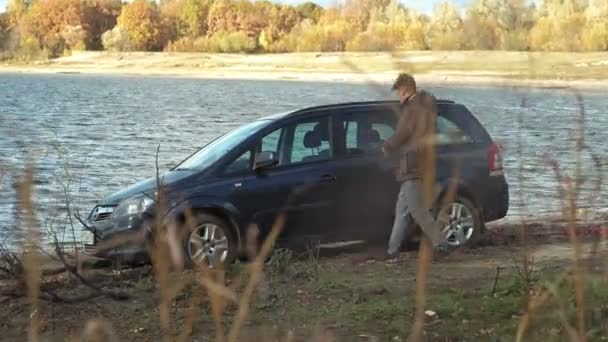 Auto steckt im Sand am Ufer fest — Stockvideo