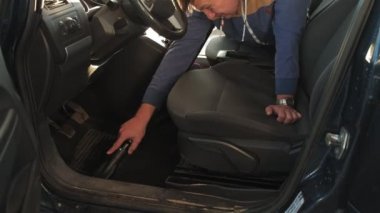 Araba arka koltuk elektrikli süpürge ile vakumlama tamirci