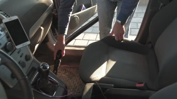 Handyman vacuuming car back seat with vacuum cleaner — Stock Video