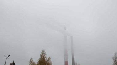 Birden çok kömür fosil yakıt enerji santrali bacalardan yayarlar karbondioksit kirliliği
