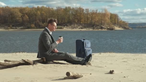 Zakenman met een koffer van de laptop werken ontspannen op het strand — Stockvideo