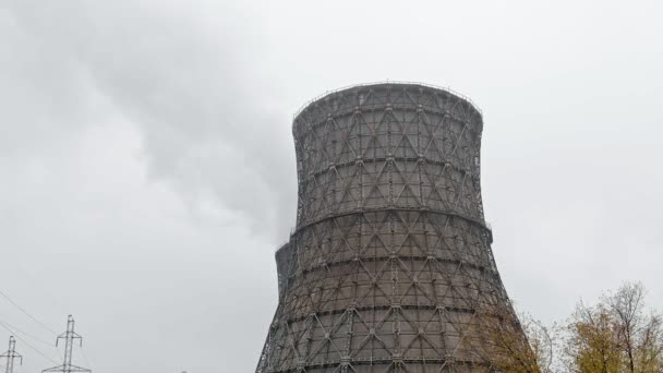 여러 석탄 화석 연료 발전소 굴뚝 방출 이산화탄소 오염 — 비디오