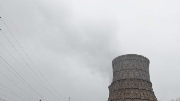 Múltiplas chaminés de fumaça de usina de combustível fóssil de carvão emitem poluição por dióxido de carbono — Vídeo de Stock