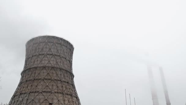 Múltiplas chaminés de fumaça de usina de combustível fóssil de carvão emitem poluição por dióxido de carbono — Vídeo de Stock