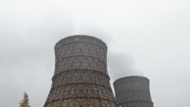 Birden çok kömür fosil yakıt enerji santrali bacalardan yayarlar karbondioksit kirliliği — Stok video