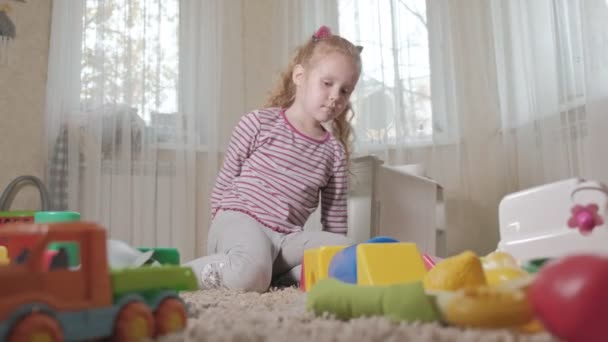 Precioso Niño Riendo Rubia Preescolar Jugando Con Juguetes Coloridos Sentado — Vídeos de Stock