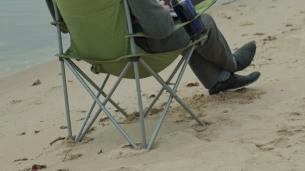 성숙한 사업가 앉아서 강 근처 휴식 남자 양복과 노트북을 사용 하 여. — 비디오