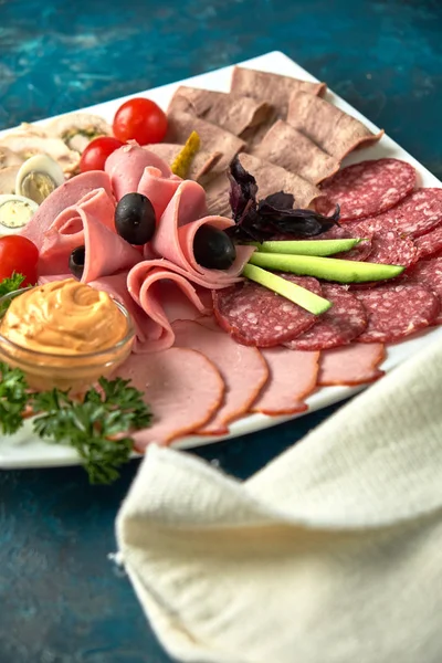 햄, 살라미, 베이컨, 돼지 갈비, 치즈 및 올리브 회색 돌 배경에 찬 훈제 고기 접시. — 스톡 사진