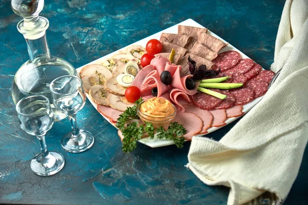 Мясо холодного копчения с прошутто, салями, бекон, свиные отбивные, сыр и оливки на сером камне . — стоковое фото
