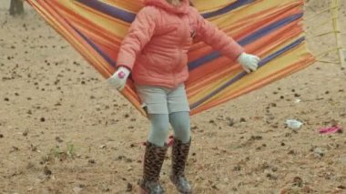 Ağaçların altında hamakta bebek sit