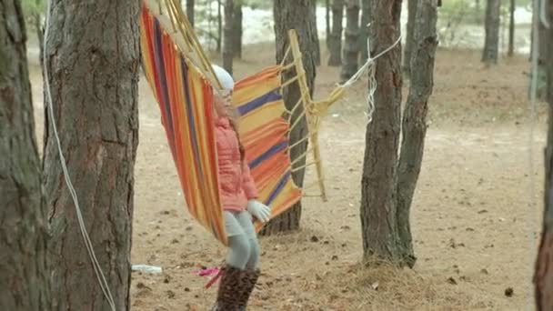 Schattig baby sit in de hangmat onder de bomen — Stockvideo