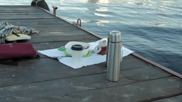 Паперова чашка чаю на березі річки — стокове відео