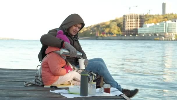 Człowiek Dziewczyna Ojciec Córka Siedzieć Port Rzeczny Pić Herbatę Piknik — Wideo stockowe