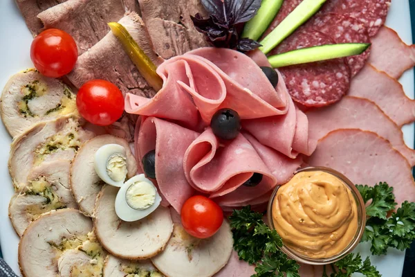 Мясо холодного копчения с прошутто, салями, бекон, свиные отбивные, сыр и оливки на сером камне . — стоковое фото