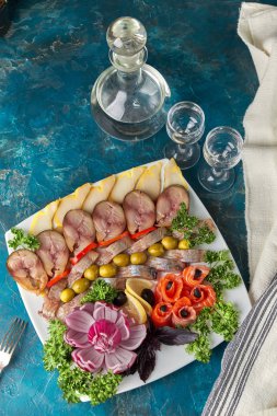 Balık tabağı üzerinde mavi arka plan ile plaka