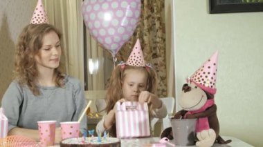 Mutlu kız ve annesi Doğum günü hediyesi almak