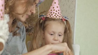 Mutlu kız ve annesi Doğum günü hediyesi almak