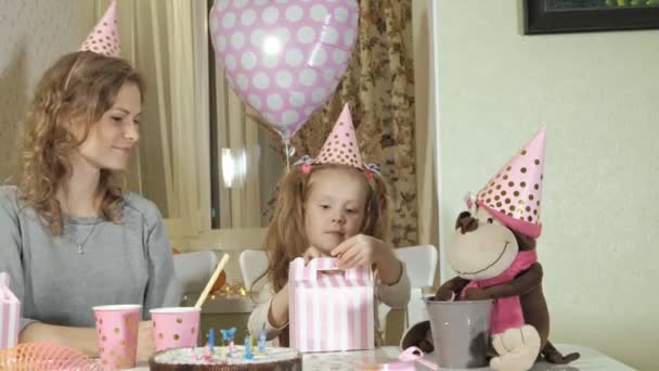 Счастливая девушка и ее мама получают подарки на день рождения — стоковое видео