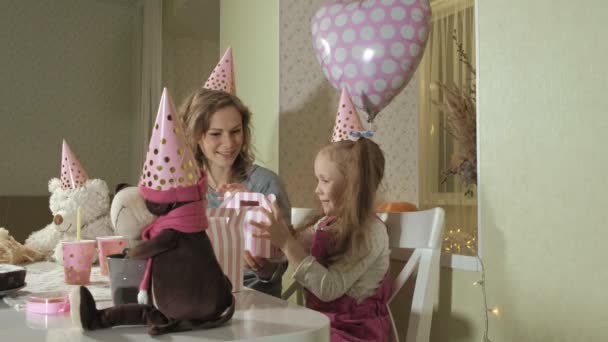 Menina feliz e sua mãe receber presentes de aniversário — Vídeo de Stock