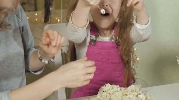 Boldog lány és az anyja kap születésnapi ajándékok — Stock videók