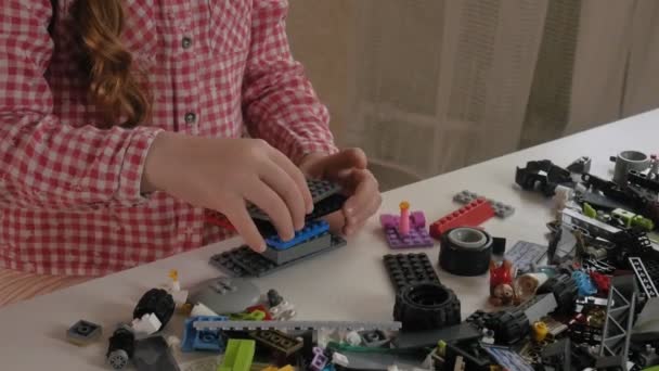 La bambina costruisce dai cubi del designer. La gioia dei giochi — Video Stock