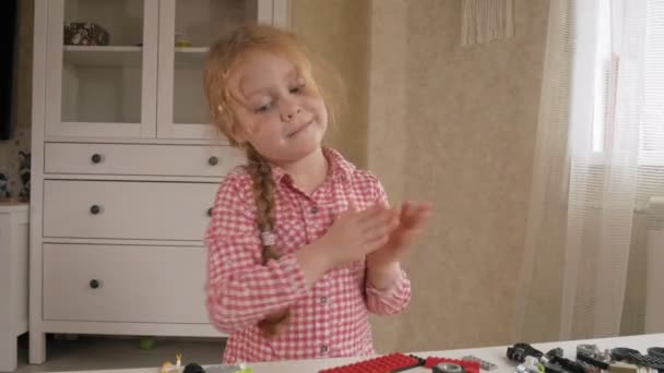 Küçük kız tasarımcı küpleriyle oluşturur. Oyunlar sevinci — Stok video