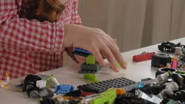 Dziewczynka buduje od projektanta kostki. Radość z gry — Wideo stockowe
