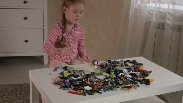 Het kleine meisje bouwt van de ontwerper kubussen. De vreugde van de spellen — Stockvideo