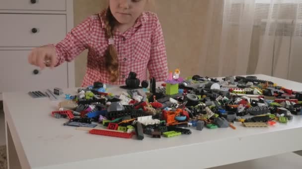 La petite fille construit à partir des cubes de créateurs. La joie des jeux — Video