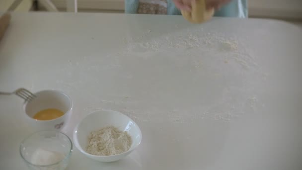 Gelukkig senior vrouw rollen pizza deeg thuis in de keuken — Stockvideo