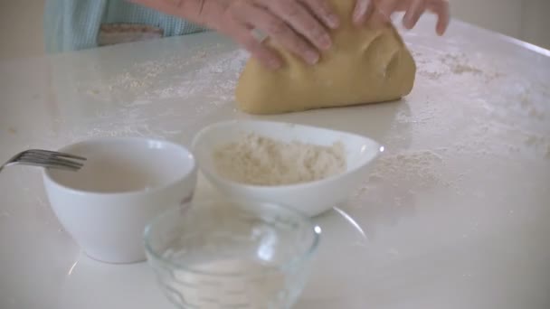 Gelukkig senior vrouw rollen pizza deeg thuis in de keuken — Stockvideo