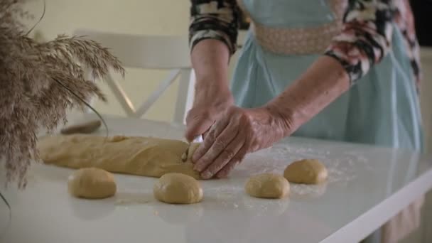 Lycklig senior kvinna rullande pizzadeg hemma i köket — Stockvideo