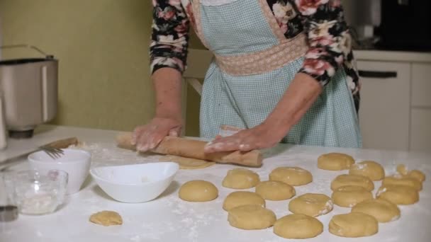 Felice donna anziana rotolamento pasta biscotto a casa in cucina — Video Stock