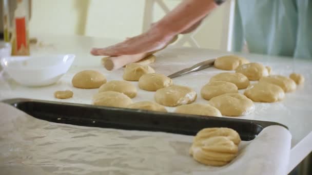 Ευτυχής ανώτερος γυναίκα κυλώντας ζύμη μπισκότων στο σπίτι στην κουζίνα — Αρχείο Βίντεο