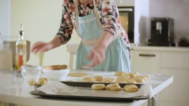 Ευτυχής ανώτερος γυναίκα κυλώντας ζύμη μπισκότων στο σπίτι στην κουζίνα — Αρχείο Βίντεο