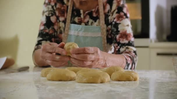 Feliz mujer mayor rodando masa de galletas en casa en la cocina — Vídeo de stock