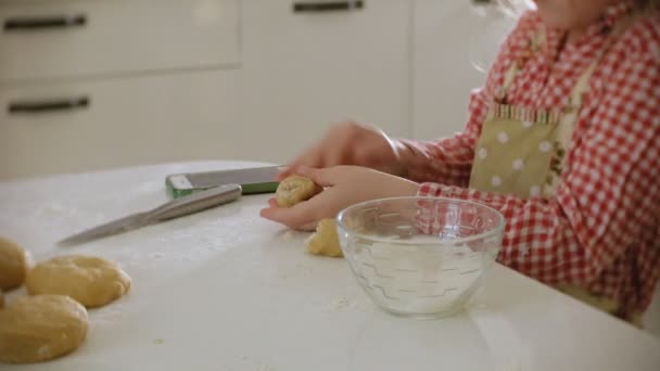 Menina feliz rolando massa de biscoito em casa na cozinha — Vídeo de Stock