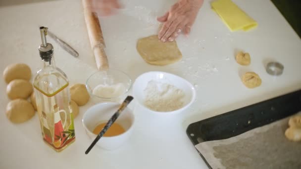 Šťastná starší žena kolejových těsta sušenky doma v kuchyni — Stock video