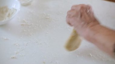 Mutlu kadın kıdemli bisküvi hamur evde mutfakta haddeleme