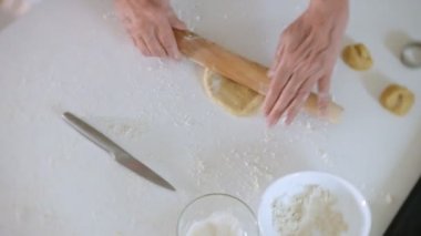 Mutlu kadın kıdemli bisküvi hamur evde mutfakta haddeleme