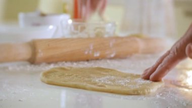 Mutlu kadın kıdemli bisküvi hamur evde mutfakta haddeleme