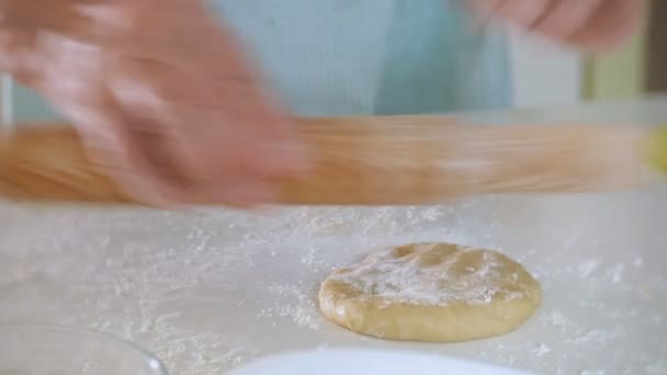 Gelukkig senior vrouw rollen van biscuit deeg thuis in de keuken — Stockvideo