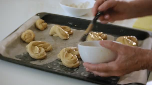 Feliz mujer mayor rodando masa de galletas en casa en la cocina — Vídeos de Stock