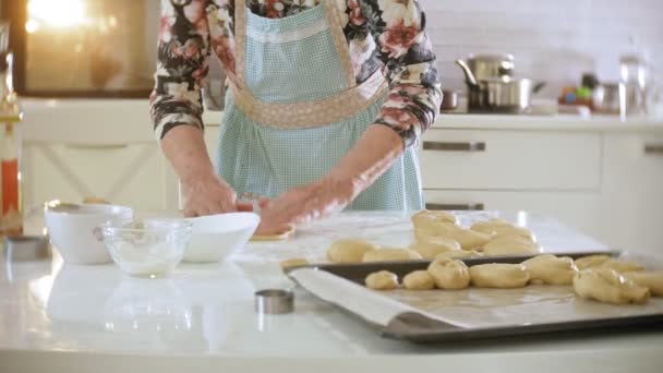 Gelukkig senior vrouw rollen van biscuit deeg thuis in de keuken — Stockvideo