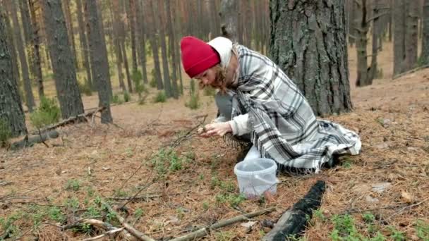 Ung kvinna bärplockning i skogen i nedgången i kallt väder — Stockvideo