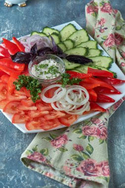 tablo bir tabakta sebze tabağı