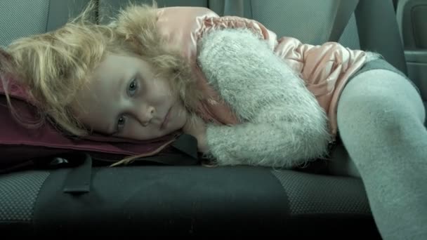 Het kleine meisje lag te slapen in de auto in de rug — Stockvideo