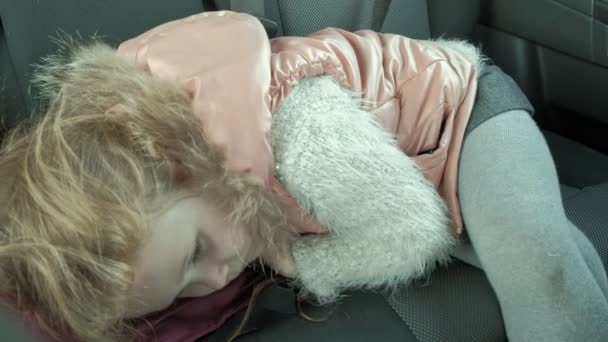 La niña estaba durmiendo en el coche en la parte trasera — Vídeo de stock